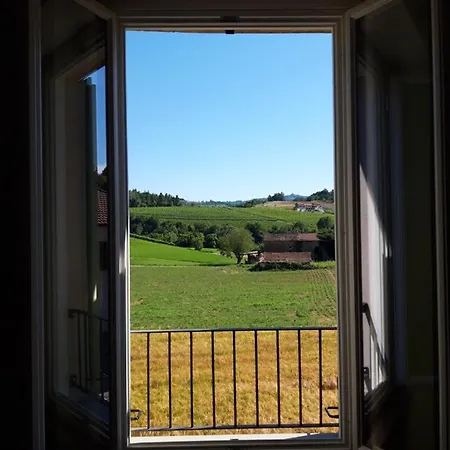 Rifugio Escursionistico Ex-scuola Grassi, بيت شباب Bubbio