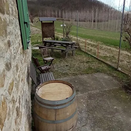 Rifugio Escursionistico Ex-scuola Grassi, بيت شباب Bubbio